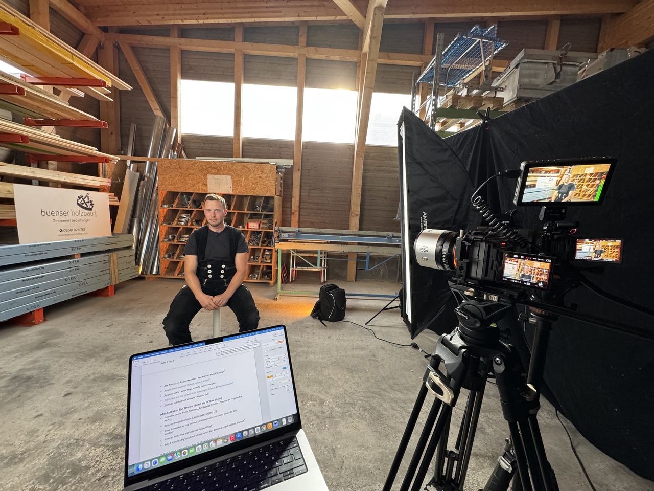 Interview-Setup mit Macbook und Kamera