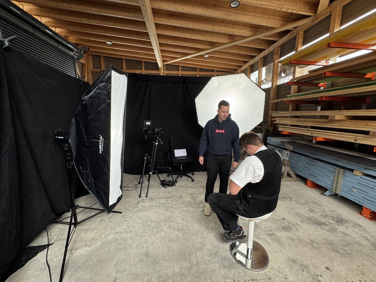 Studio-Setup mit Softbox und Stativ
