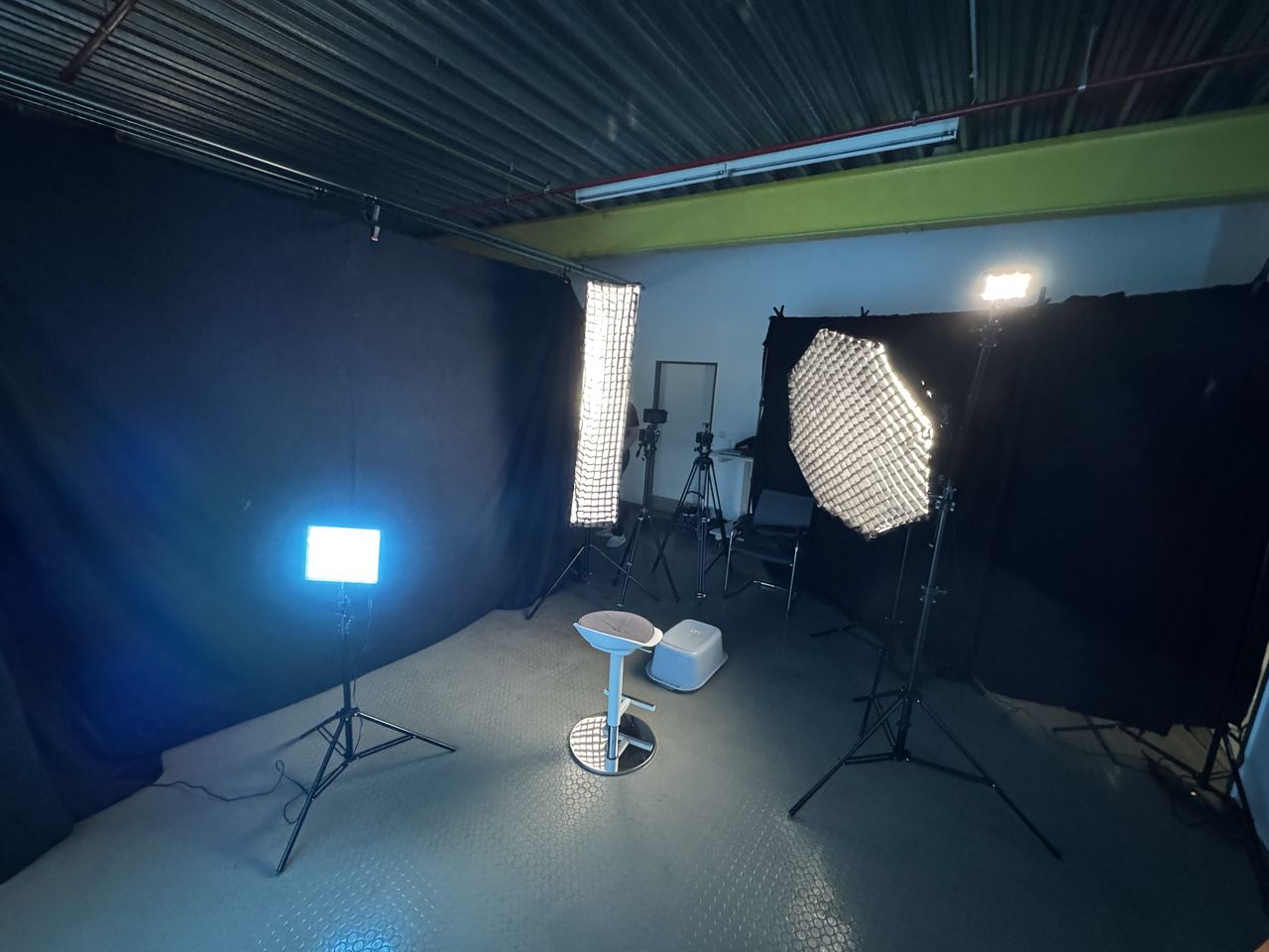 Studio-Setup mit Lichtpanel und Hocker